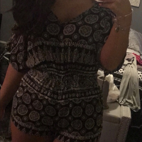 Pattern black romper 💛 - Picture 3 of 3